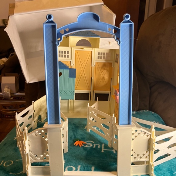 Vintage 1998 Mattel Barbie Riding Stable Horse Corral Play Set - Picture 2 of 15